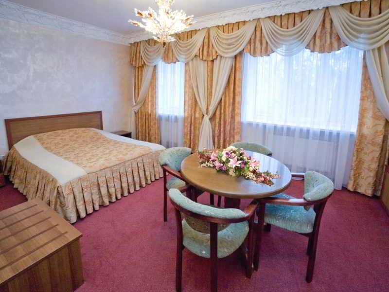 Oktyabrskaya Hotel Koersk Buitenkant foto